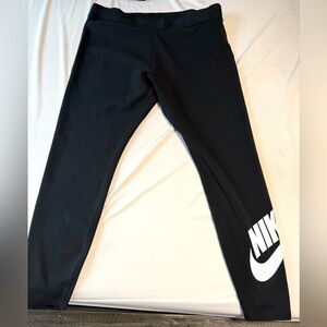Nike Sportswear Classics
Women's High-Waisted Graphic Leggings
